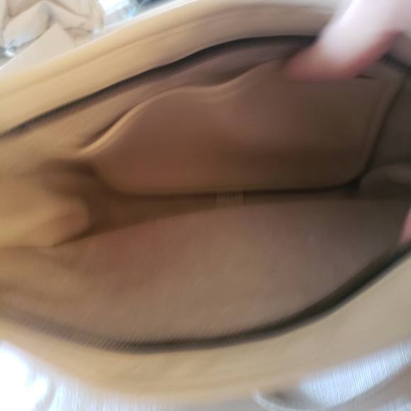 Vintage 80s Coach Swinger Leather Crossbody Bag in Bone Color - Picture 6 of 15